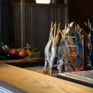 【調理】囲炉裏で焼く魚は、ジューシーでふっくらとした仕上がり