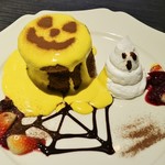 CHEESE CRAFT WORKS  茶屋町 - ≪ハロウィン限定≫ スプーンシフォン～マスカルポーネのかぼちゃ生クリーム～　1,280円(税別)