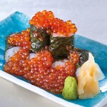 素材屋 - いくら細巻きこぼれ寿司
