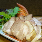 中出精肉店 - 炭火焼豚　サラダと一緒に