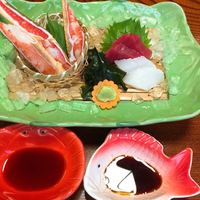 札幌かに本家 名古屋駅前店 - 大好き♡カニのお造り♪カニは、カニの器、魚の刺身は魚の器にある醤油に付けて頂きます。