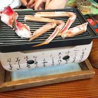 札幌かに本家 名古屋駅前店 - 焼きガニ♪お店の方が、カニを鉄板に乗せてくれます。
                大きい身は、タラバガニ。