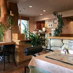 樹の部屋 - テーブル席並ぶ店内です。