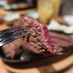 ジャパナイズゲストハウス&バー - 牧草牛ランプ肉ステーキ（230g）1,000円