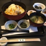 げんかい食堂 - 伝統の水炊きスープ仕込みの親子丼は小鉢付きで1000円だが単品なら660円