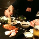 とん豚テジ - 店員さんが小話を交えながら焼いてくれます。