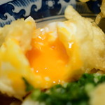 Namba Sennichi Mae Kamatake Udon - ちく玉天ぶっかけ＠税込880円の、半熟卵の仕上がり