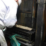 米山 - つくねを焼くご主人