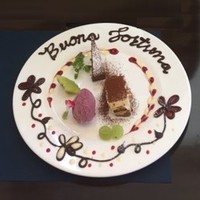 ヴィア トスカネッラ - お世話になった先輩の再出発を祝ってお祝いプレートをお願いしました。美しいデコレーションに感激！私達の写真をスタッフさんが快く撮って下さり感謝☆