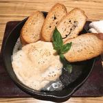 DiningBar Pavlov - モッツァレラチーズのステーキ