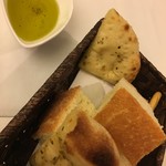 ピアノピアーノ 肥後橋本店 - 自家製パンとオリーブオイルも美味！