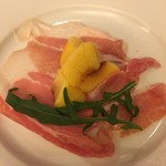 ピアノピアーノ 肥後橋本店 - 黄桃に生ハム合います
