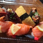 丸十タナカ - 寿司（サーモン100円他）