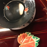 懐石 小室 - 手前は紅葉の箸置き。奥は日本酒。日本酒の杯も紅葉！