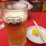 ラーメン魁力屋 - まずはビールとたくあん
      