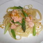 イル ギオットーネ - サーモンとグリーンアスパラのスパゲッティーニ　サルディーニャ産のボッタルガをちらして