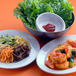 白雲台 - 韓国直輸入サンチュ、自家製ナムル、自家製キムチ盛り合わせ