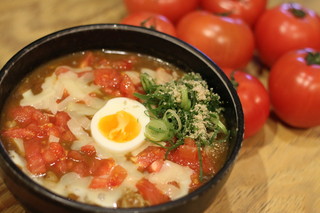 宮がみ屋 - 女性に大人気!!」チーズトマトカレーうどん