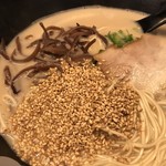 ラーメン雷蔵 - 煎りゴマが有ったので 少しだけ