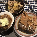 大将おまかせのおばんざい盛り合わせ3種（魚のあら煮付け、秋野菜のゴロゴロ塩きんぴら、広島の牛すじ煮込み） ¥1,200