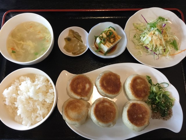 手作り一口肉まん、焼き餃子 京都・上京区『十二籃』手作りモチモチの焼き餃子と一口肉まんが