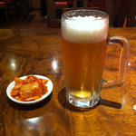 福家 - 生ビール（中）（４５０円）とお通しのキムチ