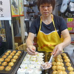 鶏蛋仔小食店 - コーンやタコを入れていきます。