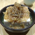 とん - じゃこ豆腐（480円）。早く出る上に、普通の冷奴と違った食べ方したい時には最適です。