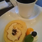 カフェリア - 限定ランチプレートのデザート きな粉と小豆のロールケーキをchoice