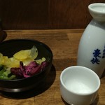 炭火やき 鶏煌 - お通しキャベツを漬物に変更してもらっての個人的な晩酌セットに。