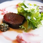 手打ち蕎麦とフレンチの やな木 - 千屋牛のリソレ ザクロのサルサソース 北海道産ノーザンルビーのピュレ添え