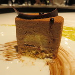 グランド ダイア - チョコレートとヘーゼルナッツのムース(断面)
