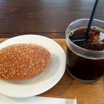 亀の町ストア - 焼きカレーパン、アイスコーヒー