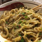 麺屋やまひで - 混ぜ混ぜ  極太麺が出てきます