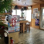 あさり家 - カウンター席、大きなテーブル席ございます。