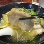 地鶏Soba十五屋 - 檸檬ラーメンの鶏チャーシュー