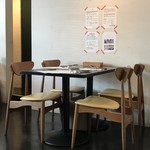 Torattoria Daidokoro - 店内①
      この日は食通の常連さんがリザーブされていました。