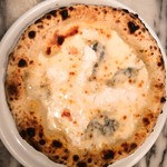 PIZZERIA E BAR BOSSO - 5種のチーズのピッツァ