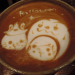 うさぎとぼく - ちびつぬはカフェラテを注文！かわいい～！
      ハロウィンのラテアートになってたよ(10月30日訪問です)。
      うさぼくさんのラテアートは季節感があっていいよね。