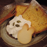 うさぎとぼく - かぼちゃのシフォンケーキ。
      うさぼくさんのシフォンケーキは季節によって変わるんだよ。
      この時期はかぼちゃ味です。