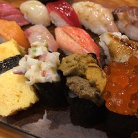 東鮨 新店 - ウニ、イクラ側からのカット。