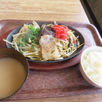 博多元気一番‼︎ - 焼きラーメン 小ご飯付き 780円。 汁なしのラーメンが熱々鉄板皿に盛られています。