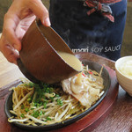 博多元気一番‼︎ - 豚骨スープを鉄板皿に注ぎます。