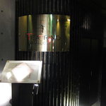 IL TEATRINO DA SALONE - 黒の柱にメタルプレートのショップサイン