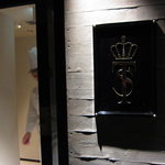 IL TEATRINO DA SALONE - 黒のショップサインとエントランス