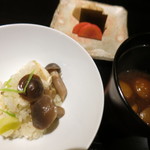 和しょく　えびはら - 丹波シメジと銀杏の土鍋炊き込みご飯　ナメコの赤出汁　香の物