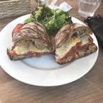 フレッシュトマトとペコリーノのサンド