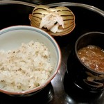 横浜うかい亭 - ガーリックライスと、とろろ昆布の赤だし。