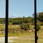 レストラン ビオス - 室内から見える富士山と農園