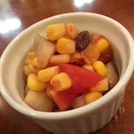 カレーの店 マボロシ - 福神漬け代わりのサラダ。甘酢でカレーに合わせるとかなり美味い